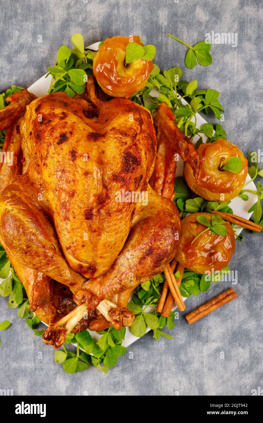 tacchino al forno guarnito con mele al caramello e foglie di trifoglio. Foto Stock
