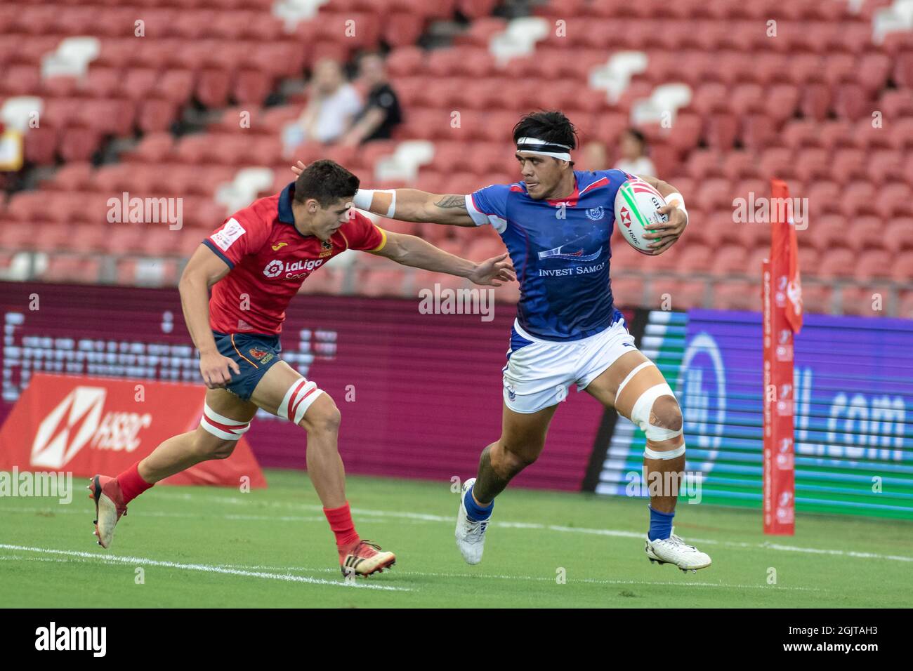 SINGAPORE-APRILE 13:Samoa 7s Team (blu) gioca contro la squadra spagnola 7s (rossa) durante il giorno 1 di HSBC World Rugby Singapore Sevens il 13 aprile 2019 allo Stadio Nazionale di Singapore Foto Stock