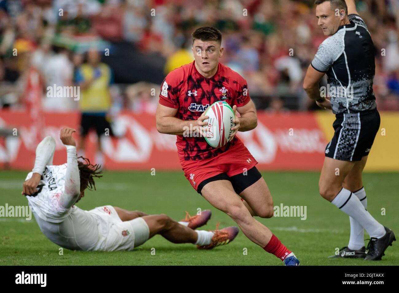 SINGAPORE-APRILE 13:Wales 7s Team (Red) gioca contro la squadra inglese 7s (White) durante il giorno 1 di HSBC World Rugby Singapore Sevens il 13 aprile 2019 allo Stadio Nazionale di Singapore Foto Stock