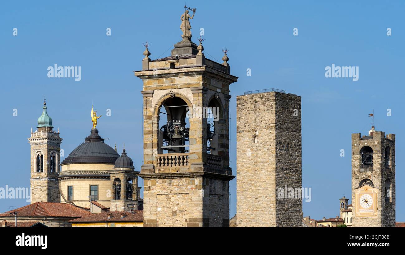 Bergamo, Italia. La città vecchia. Paesaggio al centro della città, le antiche torri e le torri dell'orologio dall'antica fortezza chiamata la rocca Foto Stock