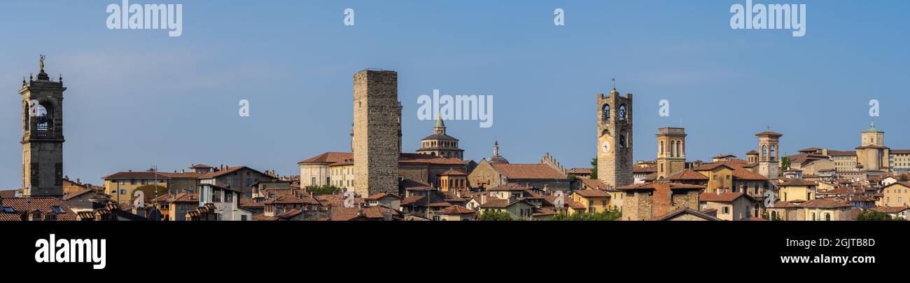 Bergamo, Italia. La città vecchia. Paesaggio al centro della città, le antiche torri e le torri dell'orologio dall'antica fortezza chiamata la rocca Foto Stock