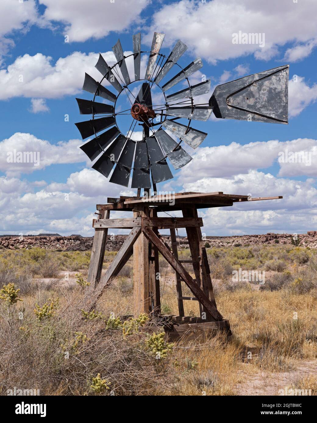 La maggior parte dei mulini a vento sono alti per catturare il vento massimo ma questo è soltanto circa 18 piedi alto. Foto Stock