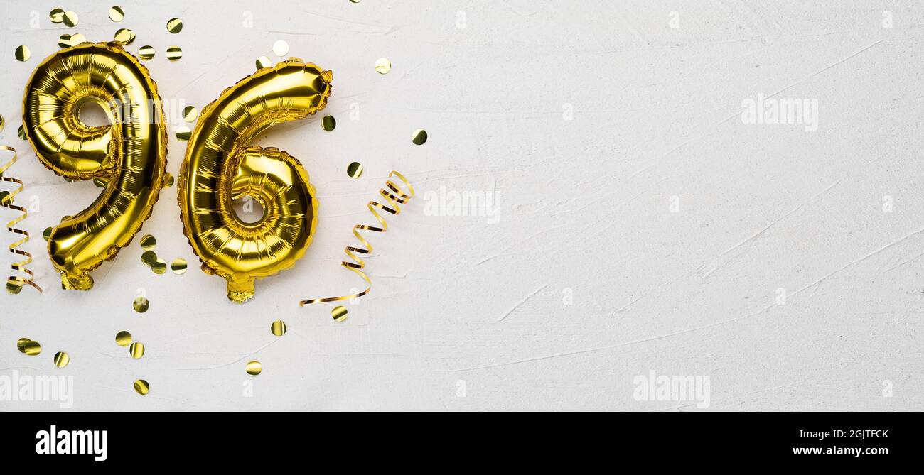 palloncino dorato numero novantasei. Tessera di compleanno o anniversario con l'iscrizione 96. Sfondo grigio in cemento. Celebrazione dell'anniversario. Banner Foto Stock