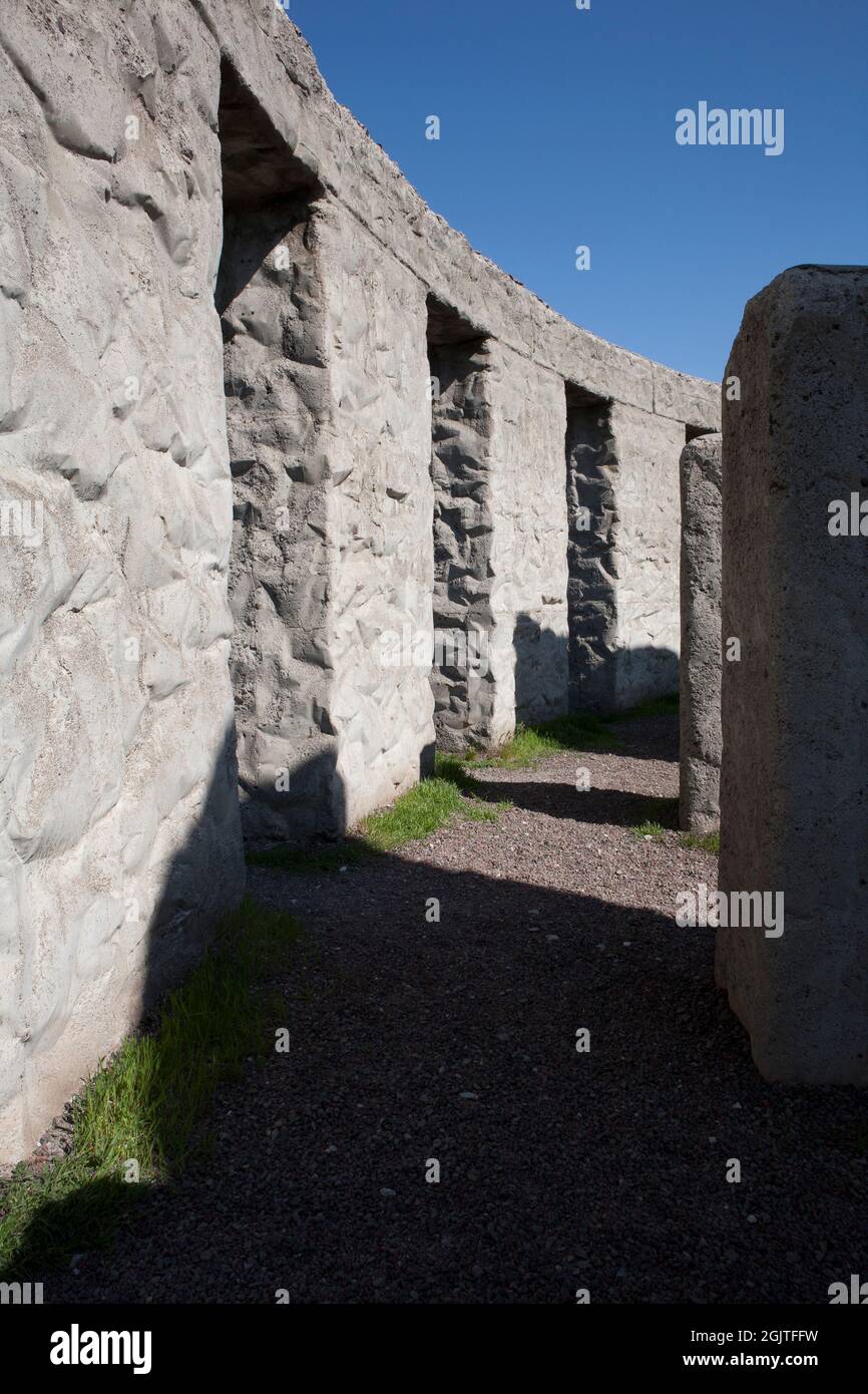 Samuel Hill costruì Stonehenge come protesta di guerra/memoriale dei 13 uomini Klickitat uccisi durante la prima guerra mondiale. Pensò che l'originale Stonehenge di Engla Foto Stock