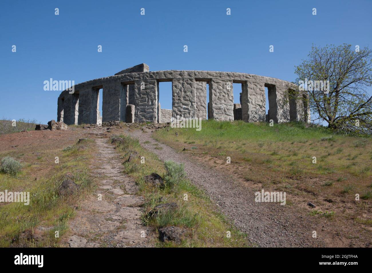 Guardando indietro il percorso dalla tomba di Samuel Hill a Stonehenge. Hill costruì Stonehenge come protesta di guerra/memoriale dei 13 uomini Klickitat uccisi a Worl Foto Stock