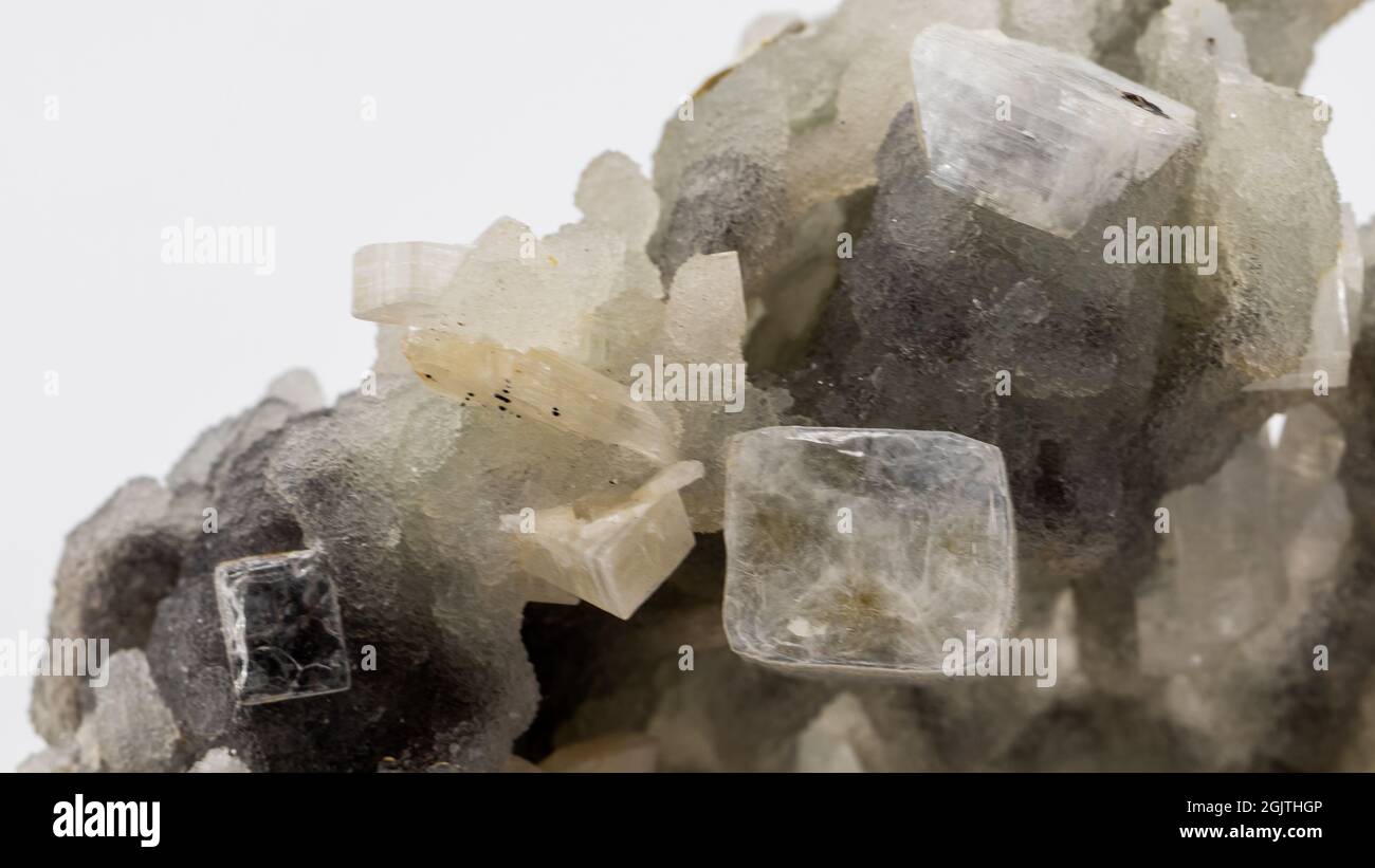 campione minerale di apofillite, stiflite, calcedonia su matrice Foto Stock
