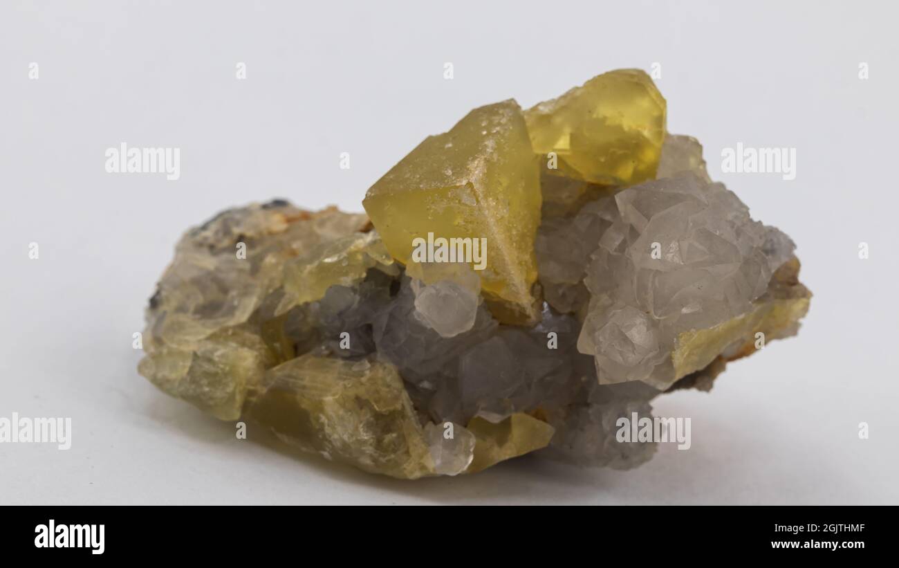 campione di minerale con matrice su sfondo bianco Foto Stock