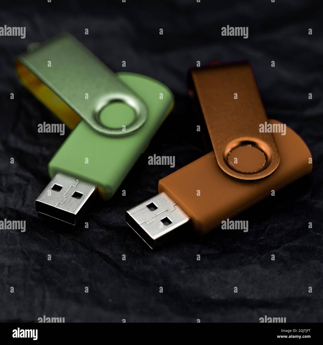 unità usb colorate su sfondo nero Foto Stock