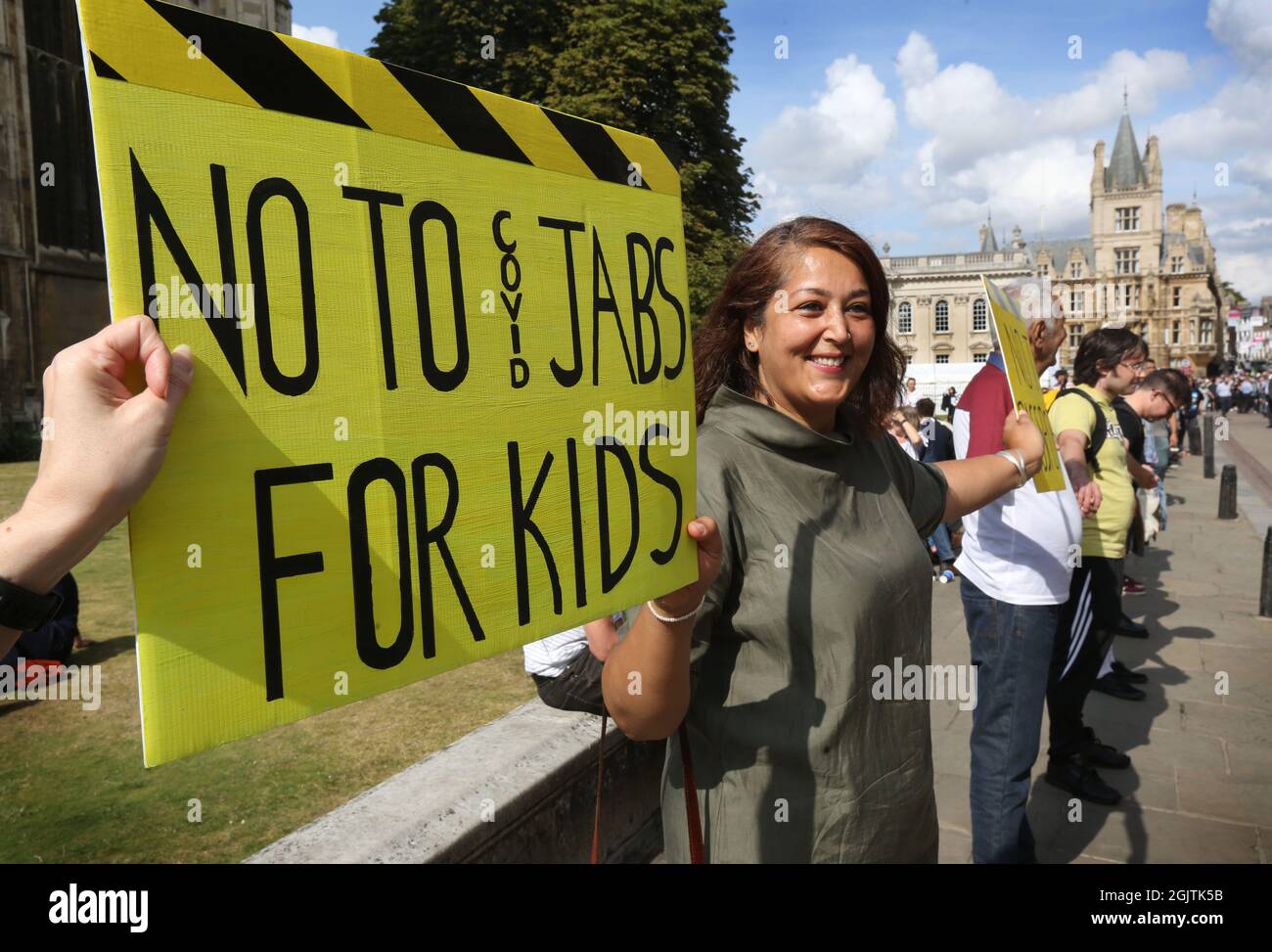 Cambridge, Regno Unito. 11 Settembre 2021. I manifestanti tengono le placard e le mani mentre i Truthers si incontrano al di fuori del Kings College di Cambridge per fare il rumore tenere le mani in una linea e mostrare alle persone che sono 'svegli', come dimostrano contro i passaporti dei vaccini e la vaccinazione per i bambini. L'evento si svolge in città e città in tutto il Regno Unito. I passaporti per i vaccini saranno necessari per accedere a luoghi affollati come locali notturni ed eventi sportivi alla fine di settembre 2021. (Foto di Martin Pope/SOPA Images/Sipa USA) Credit: Sipa USA/Alamy Live News Foto Stock