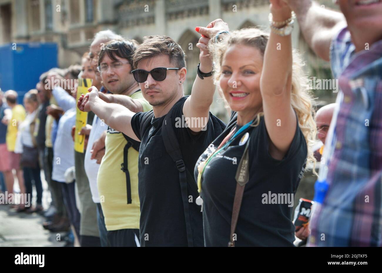 Cambridge, Regno Unito. 11 Settembre 2021. I manifestanti tengono le mani in una catena mentre i Truhers si incontrano al di fuori del Kings College di Cambridge per fare rumore, tenere le mani in una linea e mostrare alle persone che sono 'svegli', come dimostrano contro i passaporti dei vaccini e la vaccinazione per i bambini. L'evento si svolge in città e città in tutto il Regno Unito. I passaporti per i vaccini saranno necessari per accedere a luoghi affollati come locali notturni ed eventi sportivi alla fine di settembre 2021. Credit: SOPA Images Limited/Alamy Live News Foto Stock