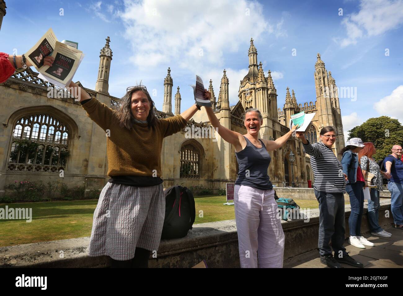 Cambridge, Regno Unito. 11 Settembre 2021. I manifestanti tengono le mani in una catena mentre i Truhers si incontrano al di fuori del Kings College, Cambridge, per fare il rumore tenere le mani in una linea e mostrare alle persone che sono 'svegli', come dimostrano contro i passaporti dei vaccini e la vaccinazione per i bambini. L'evento si svolge in città e città in tutto il Regno Unito. I passaporti per i vaccini saranno necessari per accedere a luoghi affollati come locali notturni ed eventi sportivi alla fine di settembre 2021. Credit: SOPA Images Limited/Alamy Live News Foto Stock