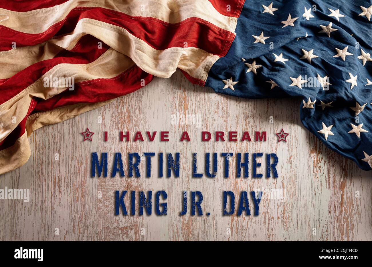 Happy Martin Luther King Day Concept. Bandiera americana contro vecchio sfondo in legno Foto Stock
