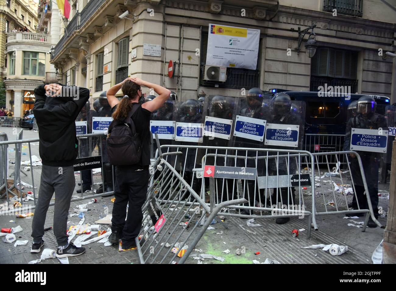 Barcellona, Spagna. 11 Settembre 2021. I manifestanti con le mani sulla testa visti di fronte ai poliziotti catalani Riot durante la dimostrazione della Giornata Nazionale della Catalogna. I manifestanti pro-indipendenza durante la Giornata Nazionale della Catalogna si confrontano con la polizia catalana (Mossos d'Escuadra) per lanciare lattine di vernice, fumo, alcune lattine, estintori, Bottiglie e barre di ferro presso la polizia spagnola nella loro sede a Barcellona per protestare per le accuse di polizia effettuate nel referendum illegale del 2017. (Foto di Ramon Costa/SOPA Images/Sipa USA) Credit: Sipa USA/Alamy Live News Foto Stock