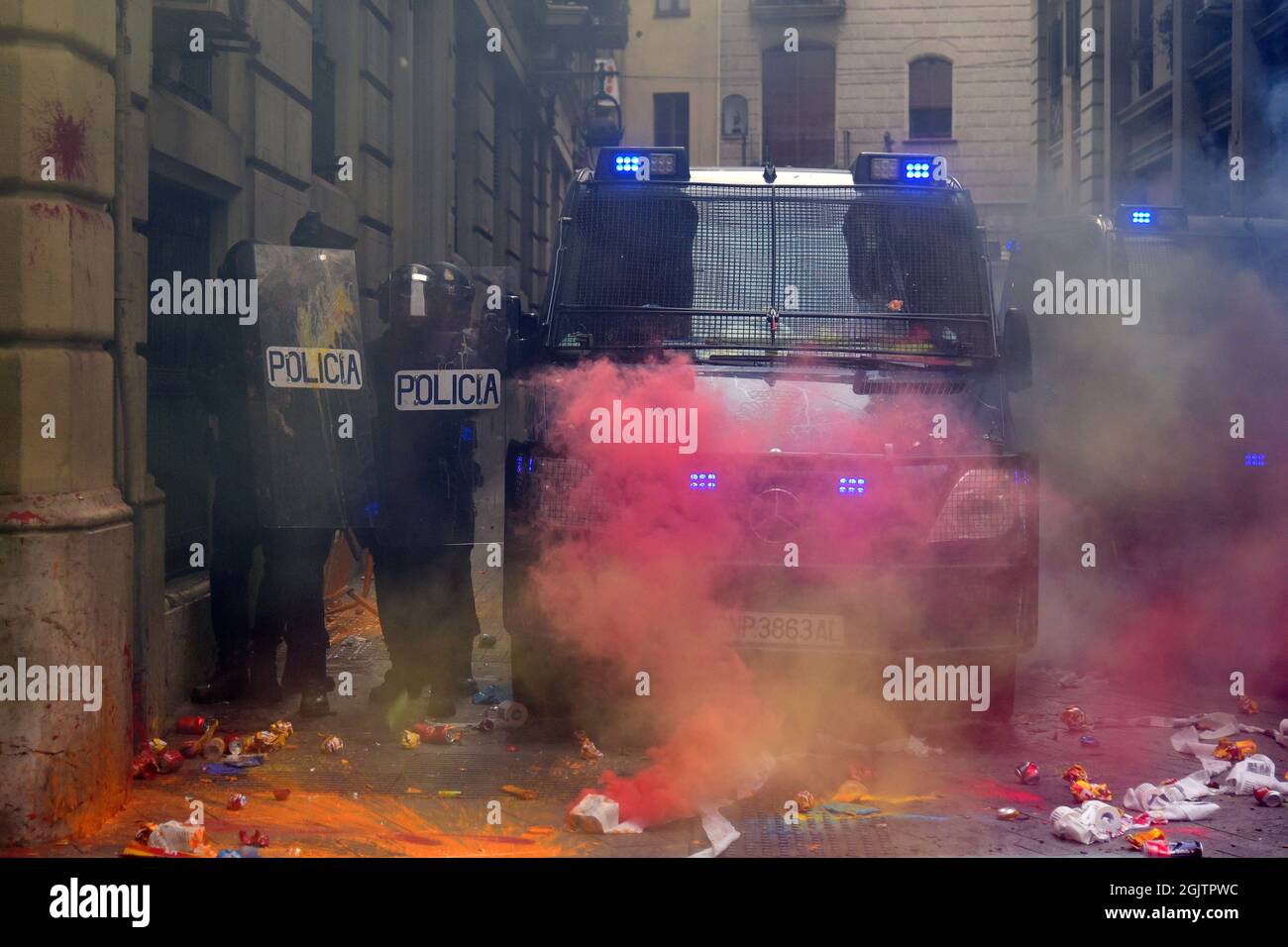 Barcellona, Spagna. 11 Settembre 2021. Gli agenti della polizia spagnola ricevono barattoli di fumo e vernice dai manifestanti durante la manifestazione della Giornata Nazionale della Catalogna. I manifestanti pro-indipendenza durante la Giornata Nazionale della Catalogna confrontano la polizia catalana (Mossos d'Escuadra) per lanciare lattine di vernice, fumo, alcune lattine, estintori, Bottiglie e barre di ferro presso la polizia spagnola nella loro sede a Barcellona per protestare per le accuse di polizia effettuate nel referendum illegale del 2017. (Foto di Ramon Costa/SOPA Images/Sipa USA) Credit: Sipa USA/Alamy Live News Foto Stock