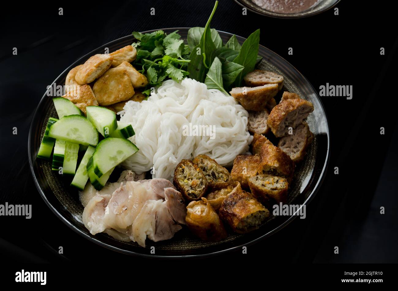 Bun dau mam tom - cibo popolare vietnamita Foto Stock