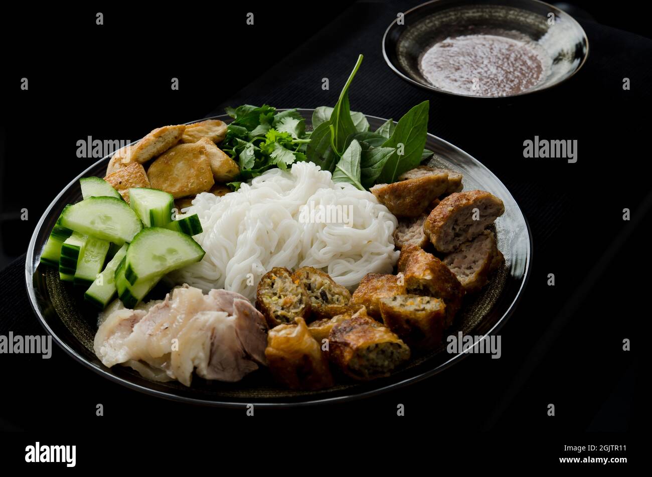 Bun dau mam tom - cibo popolare vietnamita Foto Stock