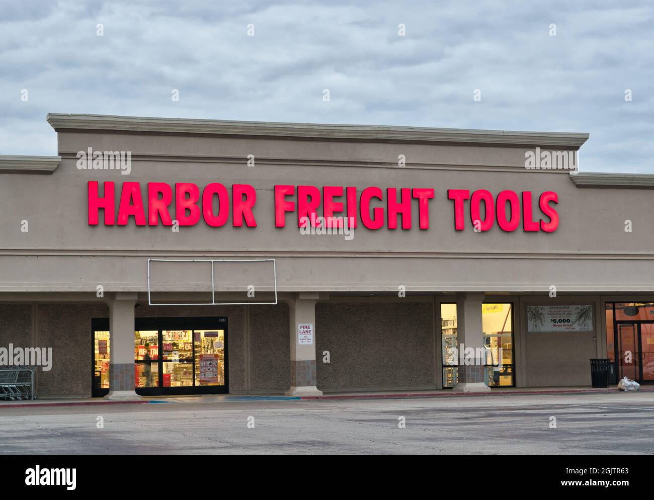 Humble, Texas USA 12-20-2019: Esterno del negozio Harbor Freight Tools a Humble, Texas. Mattina presto con nuvole di tempesta in testa. Foto Stock