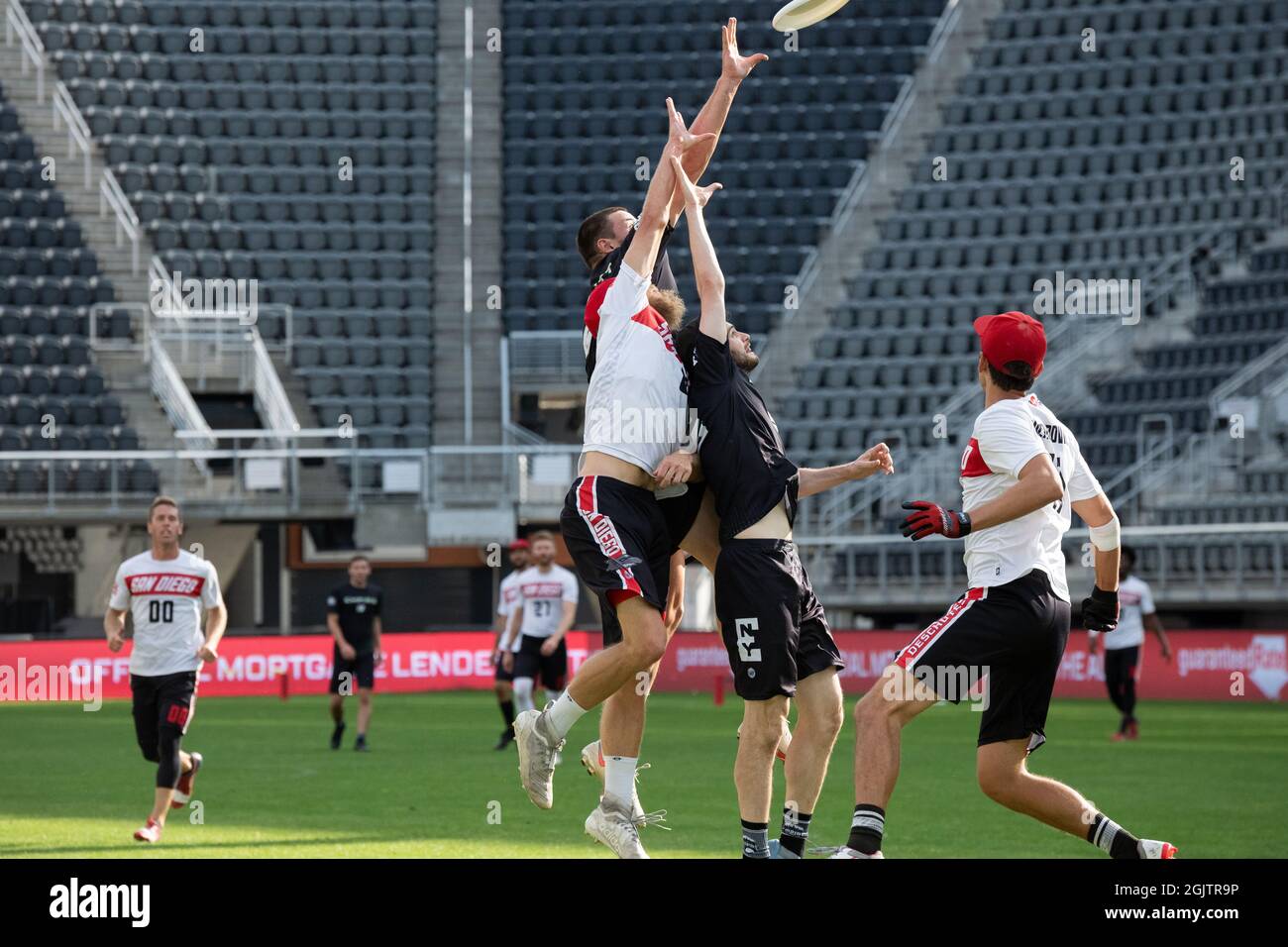 Washington, Stati Uniti. 10 Settembre 2021. Il giocatore del New York Empire Jeff Babbitt (87) cattura il disco sopra una folla di giocatori, durante una partita finale del campionato American Ultimate Disc League (AUDL) tra il New York Empire ed i San Diego Growlers all'Audi Field, a Washington, DC, venerdì 10 settembre, 2021. I Raleigh Flyers hanno battuto il New York Empire 19-16 in finale per diventare 2021 campioni dell'AUDL, mentre i San Diego Growlers e Chicago Union sono stati eliminati nelle semifinali. (Graeme Sloan/Sipa USA) Credit: Sipa USA/Alamy Live News Foto Stock