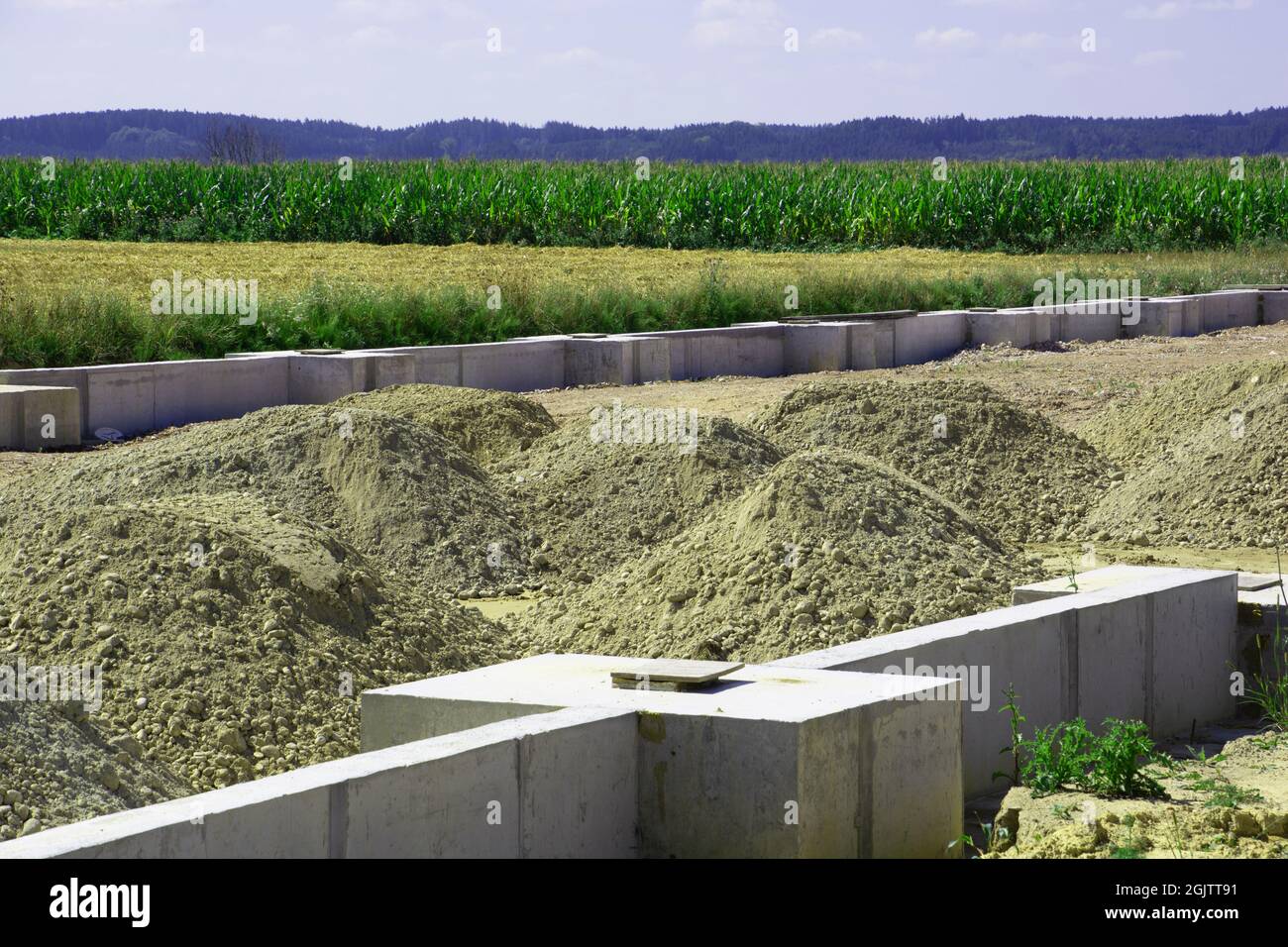 grande cantiere con fondazioni di bordo per un locale di produzione nell'area industriale Foto Stock