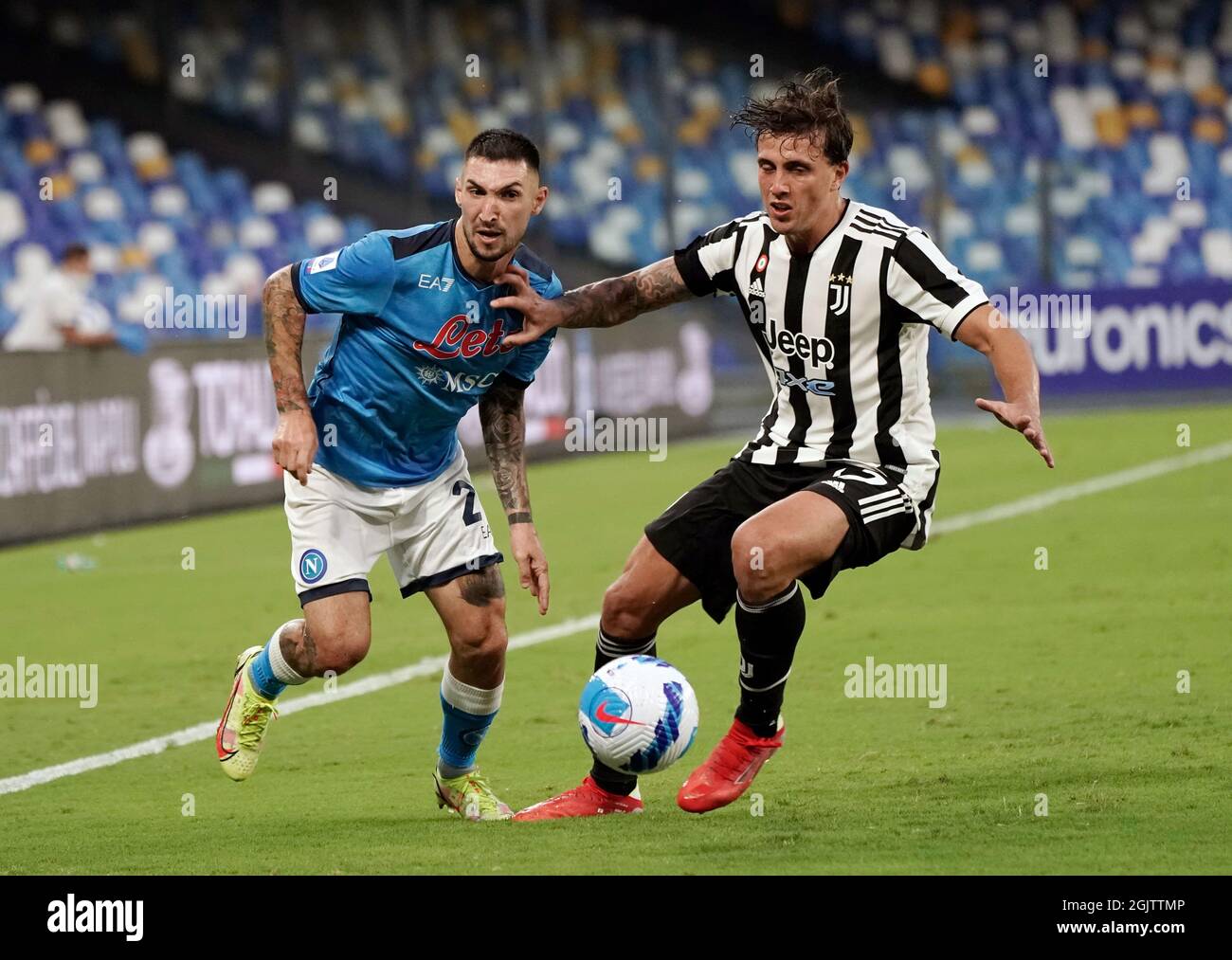 Stadio Diego Armando Maradona, Napoli, Italia, 11 settembre 2021, Matteo Politanoof SSC Napoli e Luca Pellegrini della Juventus FC in azione durante Foto Stock