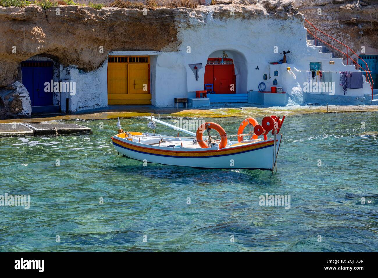 Piccola barca nel porto tradizionale di Milos, Grecia Foto Stock