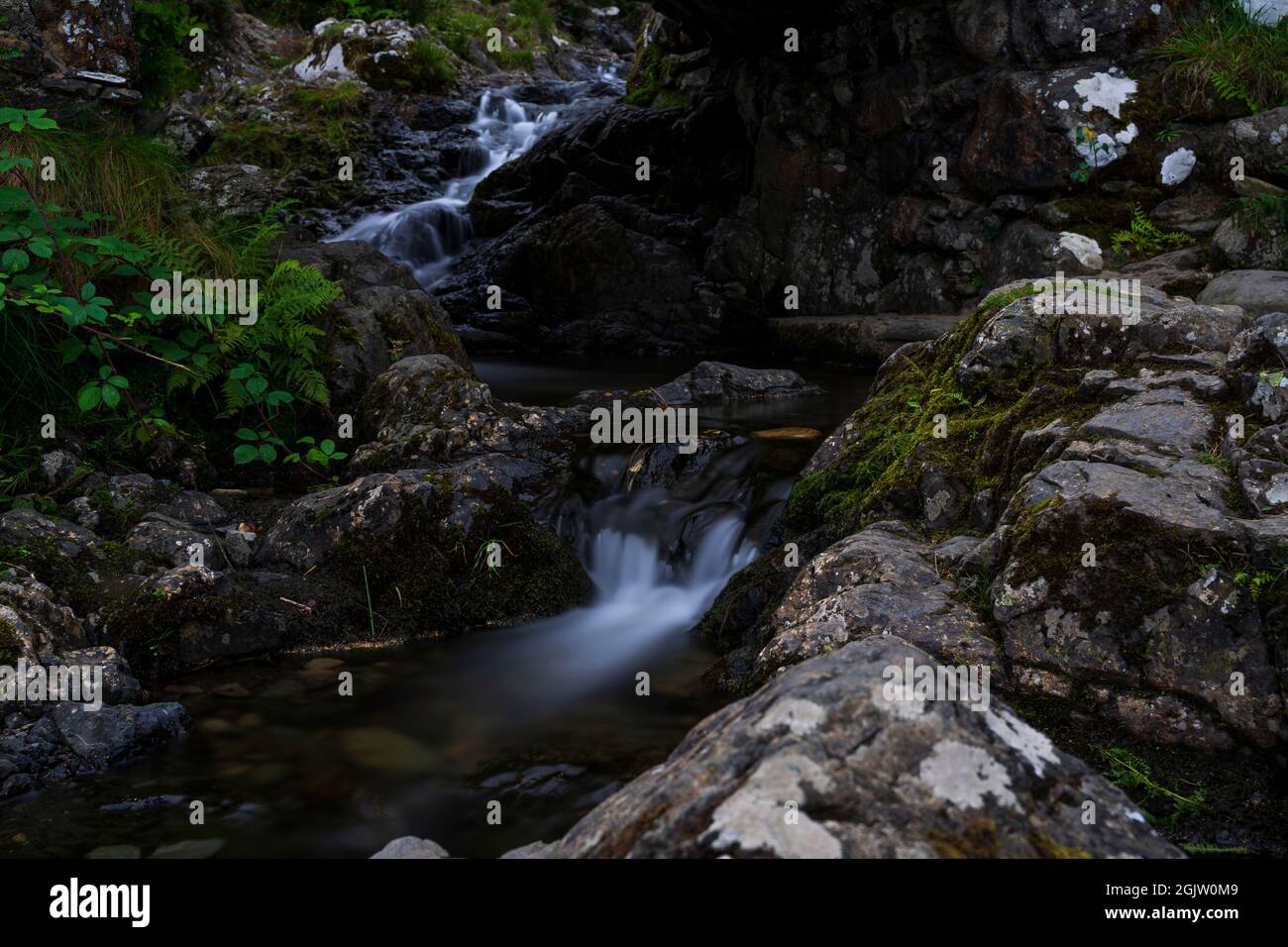 Bel torrente d'acqua che scorre sotto l'Ashness Bridge vicino a Keswick, Lake District Foto Stock