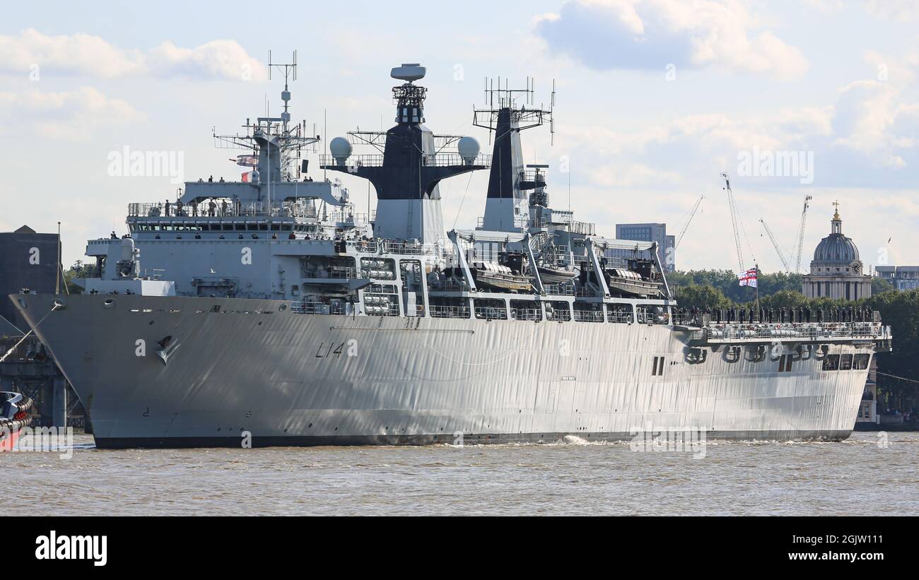 Greenwich, Regno Unito. 11 settembre 2021. La HMS Albion è situata a Greenwich con la cupola dell'Old Royal Naval College alle spalle. L'ex ammiraglia della Royal Navy britannica HMS Albion è arrivata a Londra. La visita del porto nella capitale da parte della nave di classe Albion lunga 176 metri è di sostenere la London International Shipping Week che inizia lunedì 13 settembre. La HMS Albion, ormeggiata a Greenwich per la visita, è talvolta chiamata "lama dell'esercito della Royal Navy" per la sua flessibilità. L'arrivo di Albion coincide con un maggior numero di visitatori navali a Londra per il DSE Foto Stock