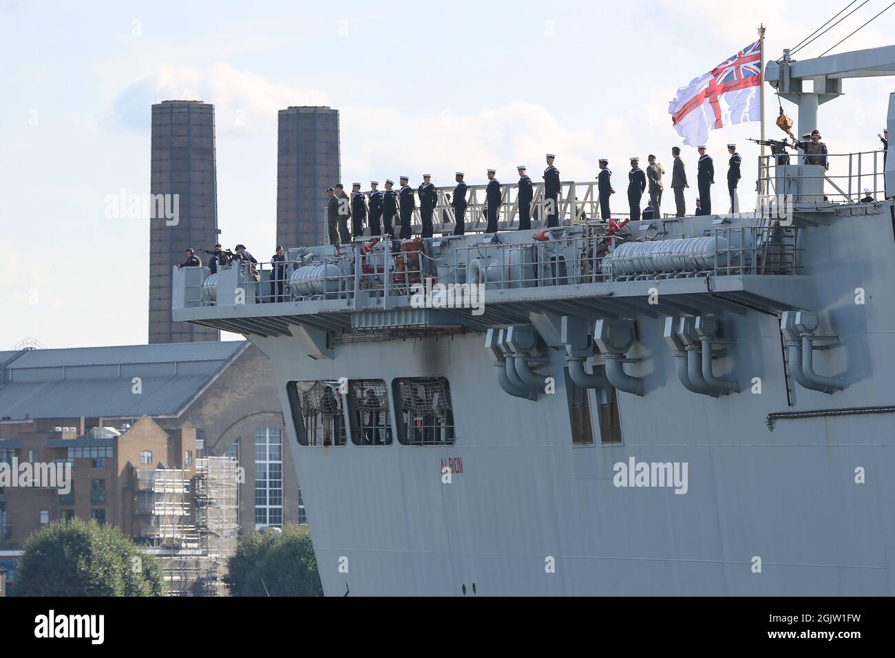 Greenwich, Regno Unito. 11 settembre 2021. I marinai guardano fuori dal ponte mentre Albion arriva a Greenwich. L'ex ammiraglia della Royal Navy britannica HMS Albion è arrivata a Londra. La visita del porto nella capitale da parte della nave di classe Albion lunga 176 metri è di sostenere la London International Shipping Week che inizia lunedì 13 settembre. La HMS Albion, ormeggiata a Greenwich per la visita, è talvolta chiamata "lama dell'esercito della Royal Navy" per la sua flessibilità. L'arrivo di Albion coincide con un maggior numero di visitatori navali a Londra per la 'fiera' della difesa DSEI che inizia a Tuesd Foto Stock