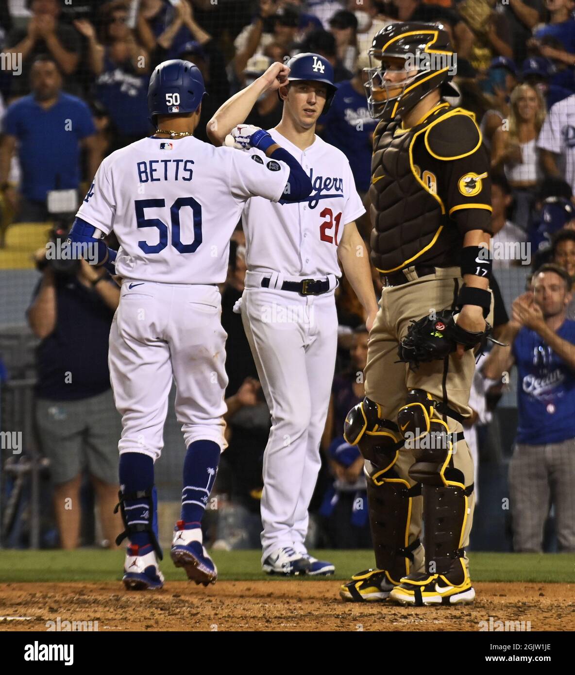 Los Angeles, Stati Uniti. 12 settembre 2021. Los Angeles Dodgers' Mookie Betts (50) festeggia con il compagno di squadra Walker Buehler (21) dopo aver colpito una casa a tre run fuori dal reliever Craig Stammen di San Diego Padres nel quinto inning al Dodger Stadium di Los Angeles sabato 11 settembre 2021. Foto di Jim Ruymen/UPI Credit: UPI/Alamy Live News Foto Stock