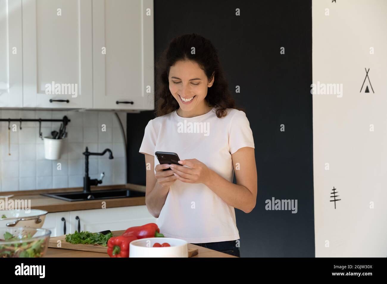 La donna che tiene lo smartphone usa la calcolatrice delle calorie controllo del peso app snellenti Foto Stock