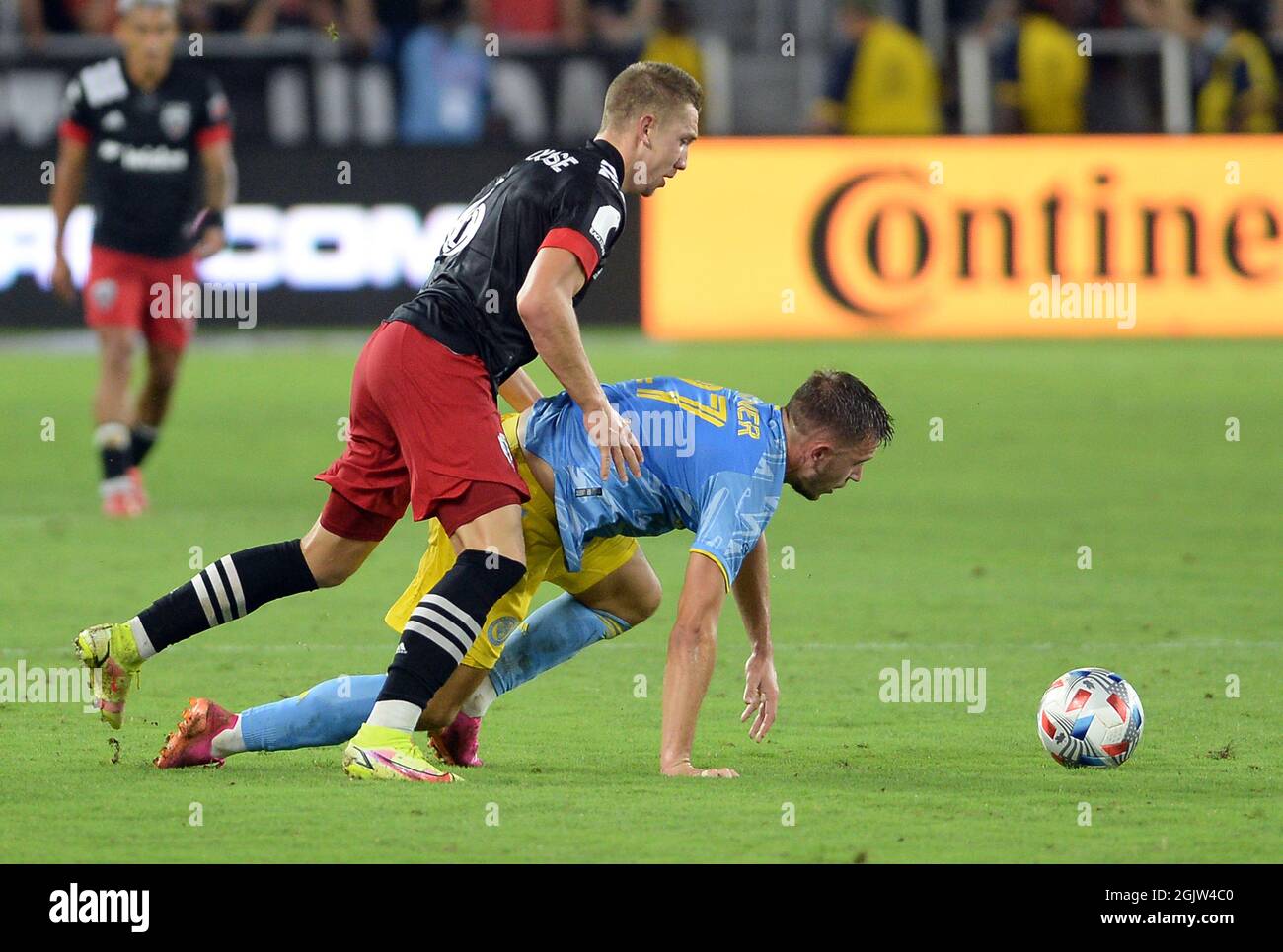 Washington, DC, Stati Uniti. 28 agosto 2021. 20210828 - il centrocampista del D.C. RUSSELL CANOUSE (6) manda in campo il difensore della Philadelphia Union KAI WAGNER (27) durante una battaglia per la palla nella seconda metà del campo Audi a Washington. (Credit Image: © Chuck Myers/ZUMA Press Wire) Foto Stock