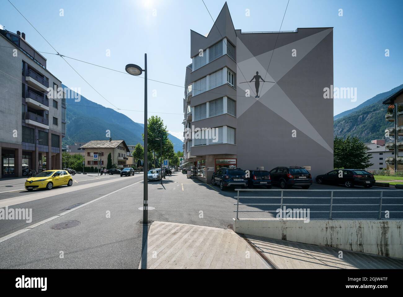 Un murale di un escursionista di tigtrope a Briga, Svizzera Foto Stock