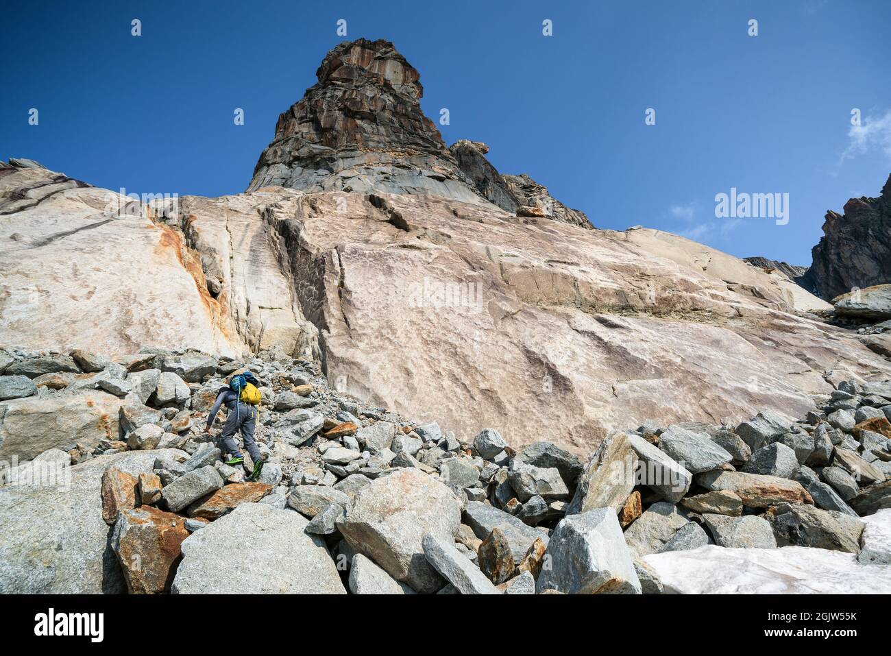 Sulla strada per l'arrampicata su roccia l'Hannibalturm nei pressi di Furkapass, Svizzera Foto Stock