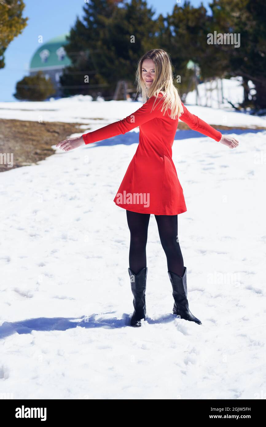 Vestito rosso e calze hotsell nere