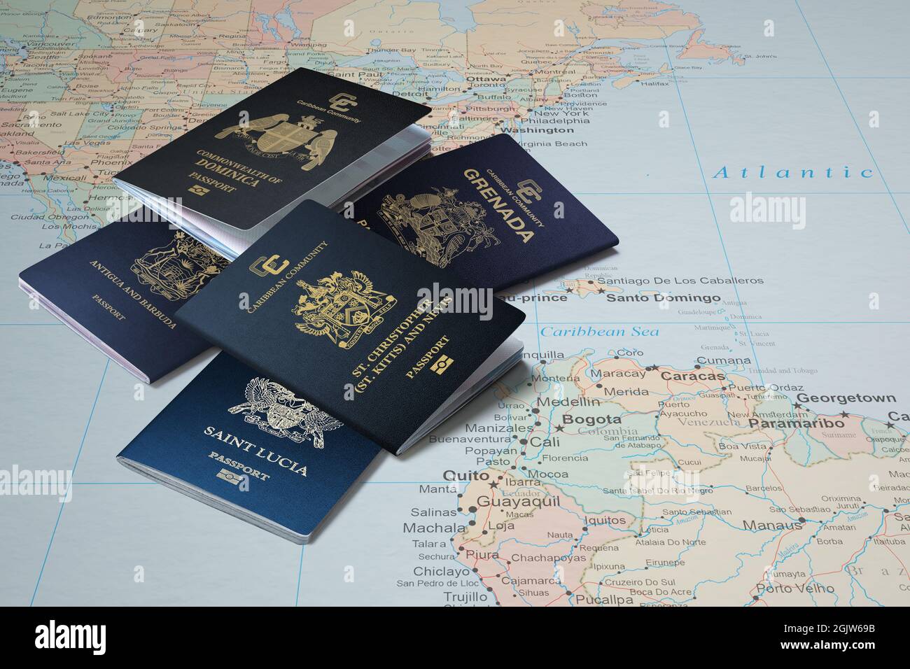 Il passaporto dei paesi caraibici sulla mappa del mondo, passaporti caraibici, Dominica, Saint Kitts e Nevis, Grenada, Santa Lucia, Antigua e Barbuda Foto Stock