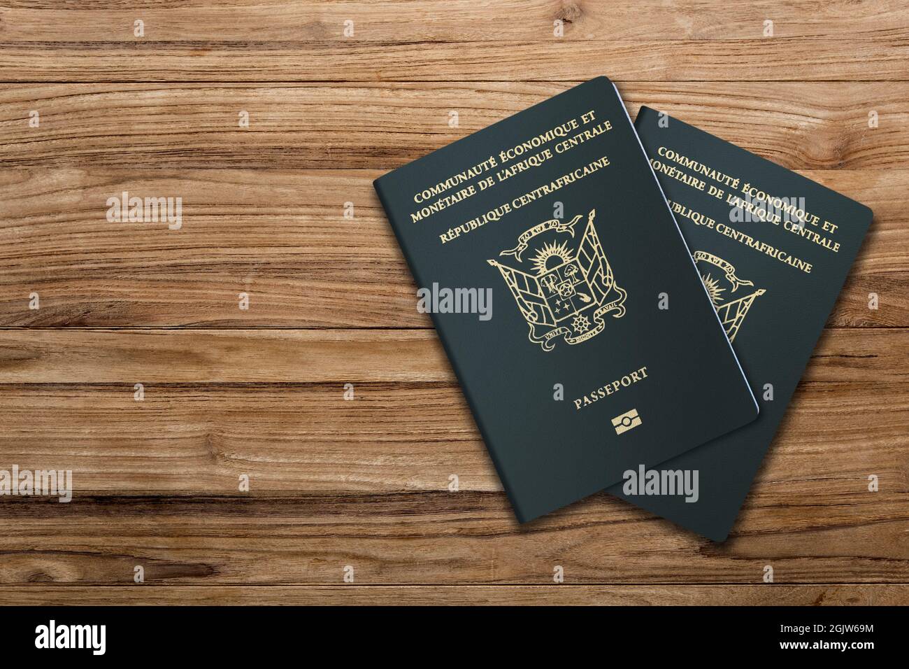 Passaporto della Repubblica Centrafricana su sfondo di legno scuro, il passaporto Centrafricano è rilasciato ai cittadini della Repubblica Centrafricana per in Foto Stock