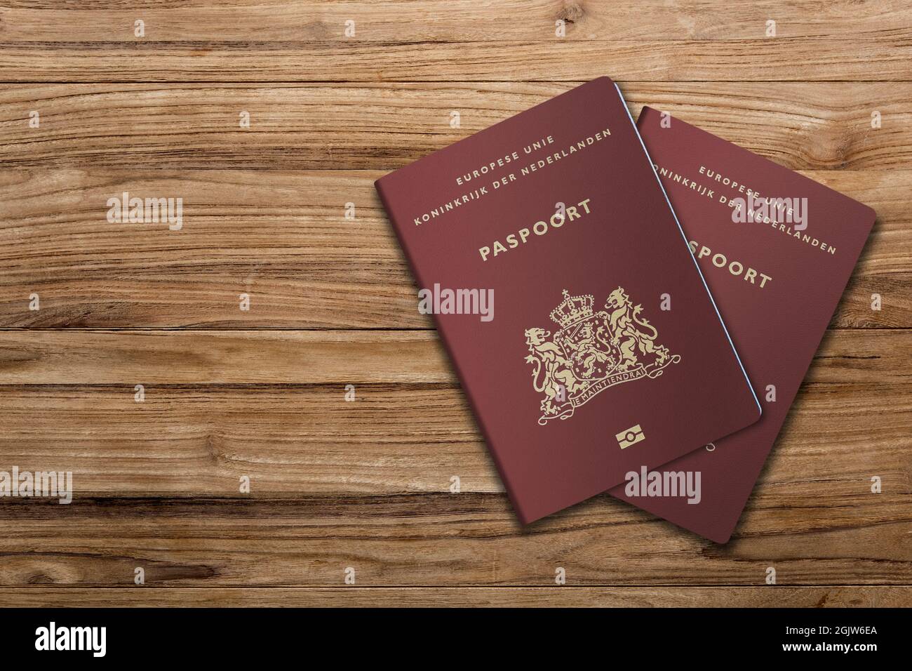 Passaporto olandese su sfondo di legno scuro Foto Stock