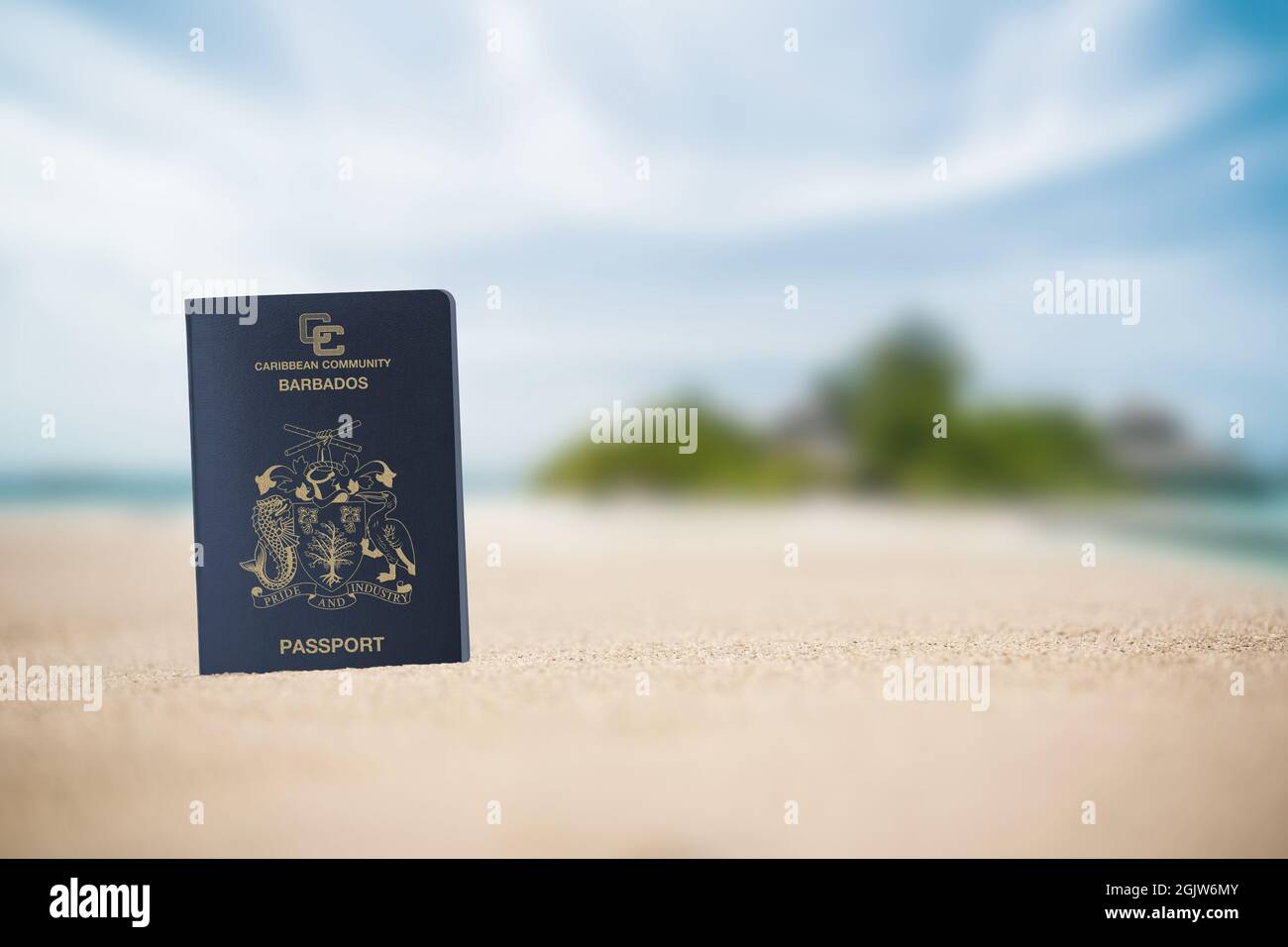 Barbados passaporto sulla spiaggia sabbia, spazio per la scrittura, cittadinanza Foto Stock