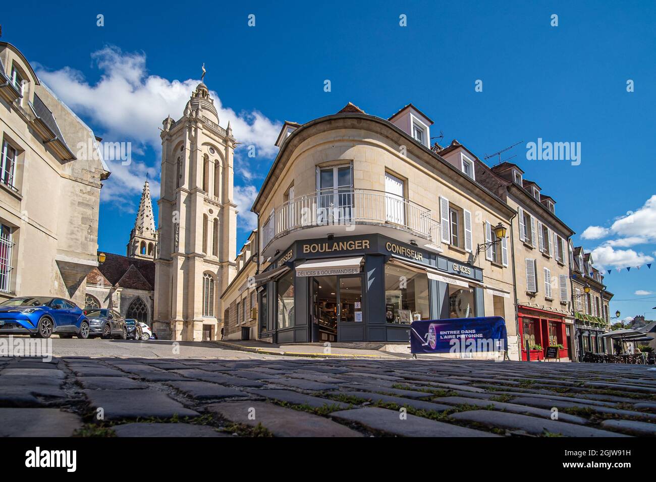 Senlis, centro città e chiesa di San Pietro Foto Stock