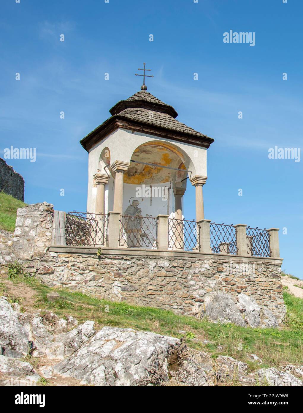 La Cappella Barocca di San Giovanni Nepomucky, di fronte al Castello di Krasna Horka. Slovacchia. Foto Stock