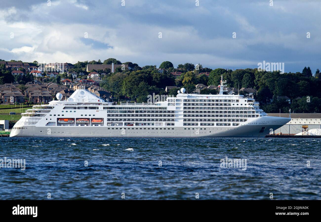 Newport, Fife, Scozia, Regno Unito. 11 settembre 2021. Tempo britannico: Una serata fresca e soleggiata a Newport in Fife. La nuovissima nave da crociera MV Silver Spirit ancorata al porto di Dundee lungo il fiume Tay è quasi pronta a partire per la sua prossima destinazione il sabato sera alle ore 1800. Credit: Dundee Photographics/Alamy Live News Foto Stock