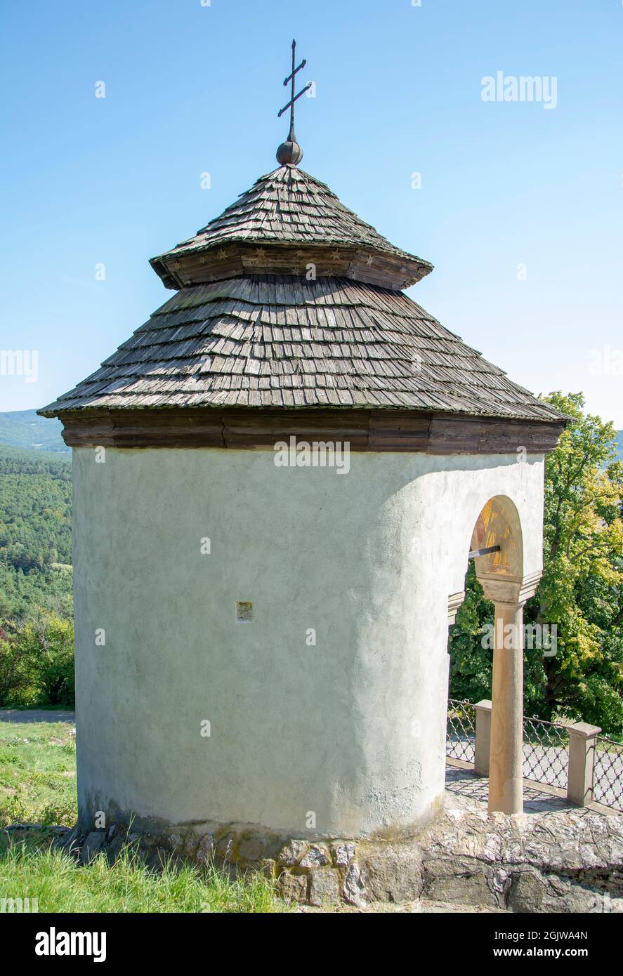 La Cappella Barocca di San Giovanni Nepomucky, di fronte al Castello di Krasna Horka. Slovacchia. Foto Stock