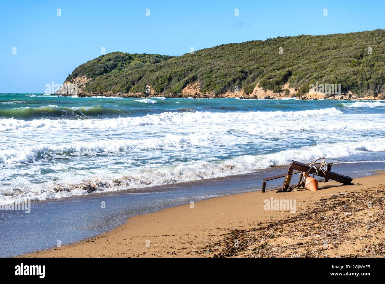 La spiaggia sabbiosa del Golfo di Baratti con spazzatura portata dalle onde, nel comune di Piombino, provincia di Livorno, Toscana, Italia Foto Stock