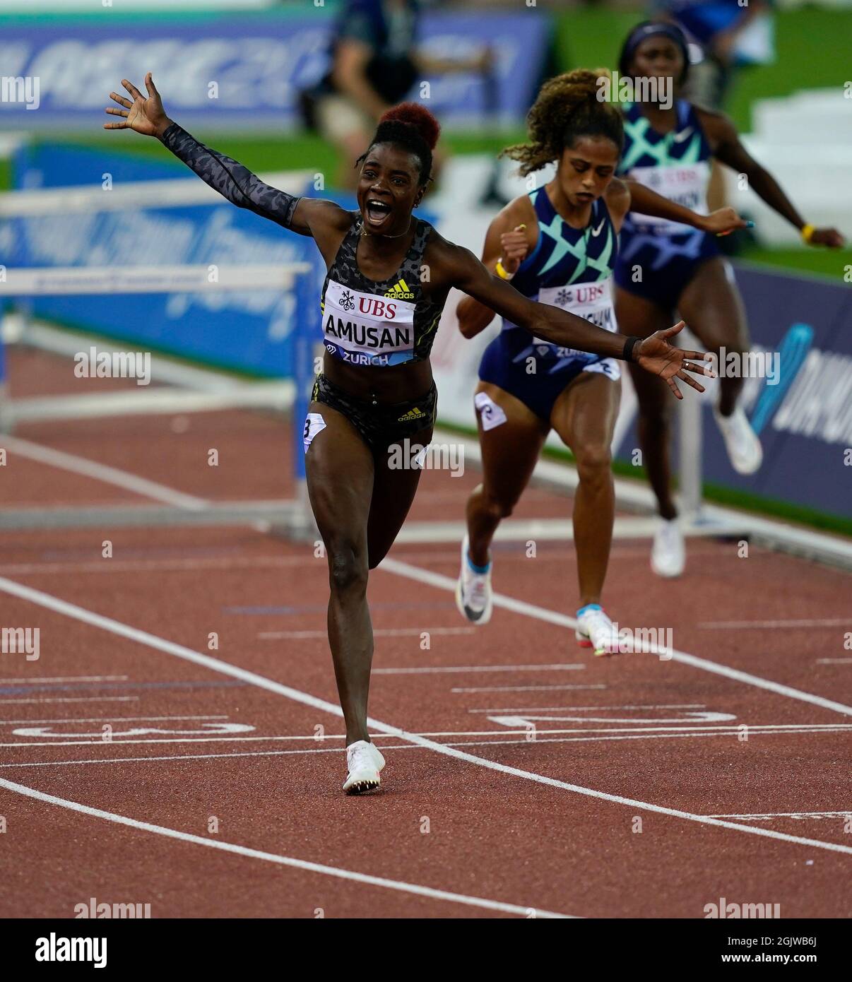 Zurigo, 09 set 2021 100m vincitore di ostacoli Tobi Amusan (L) Gabriele Cunningham (R) visto in azione durante la Wanda Diamond League a Litzigrund Stadiu Foto Stock