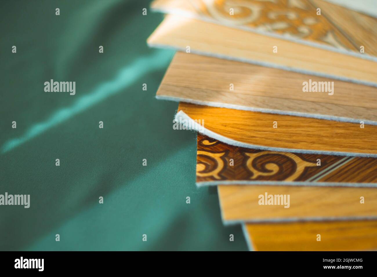 Un pezzo di linoleum per i campioni. Linoleum a grana di legno a fette. Foto Stock