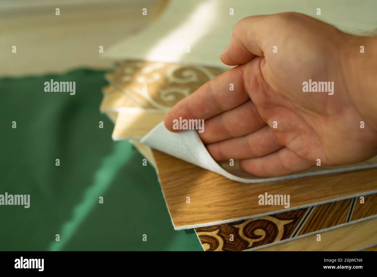 Un pezzo di linoleum per i campioni. Linoleum a grana di legno a fette. Foto Stock