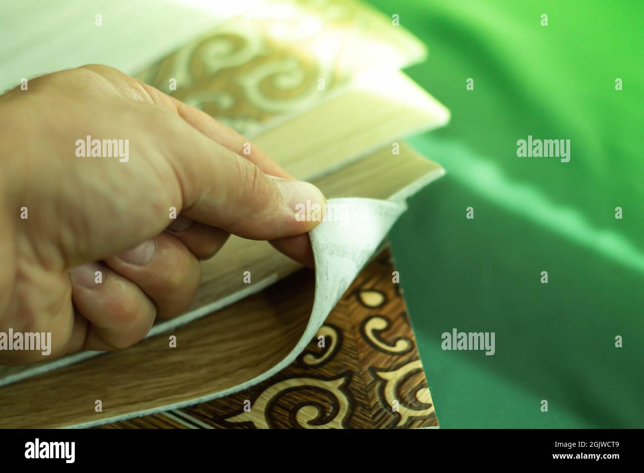 Un pezzo di linoleum per i campioni. Linoleum a grana di legno a fette. Foto Stock