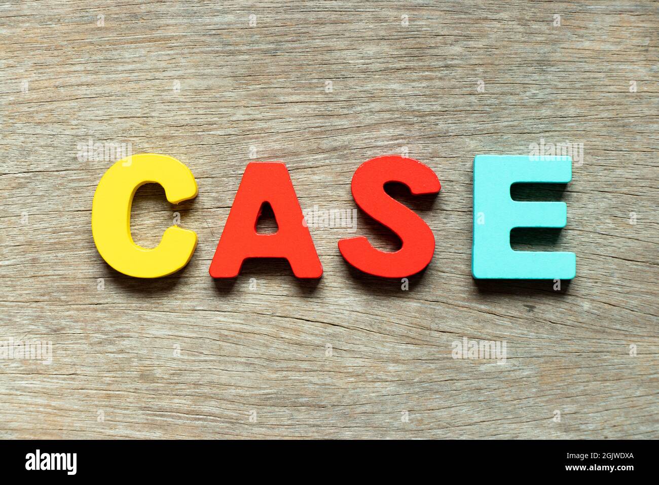 Lettera alfabetica a colori in maiuscolo su sfondo di legno Foto Stock