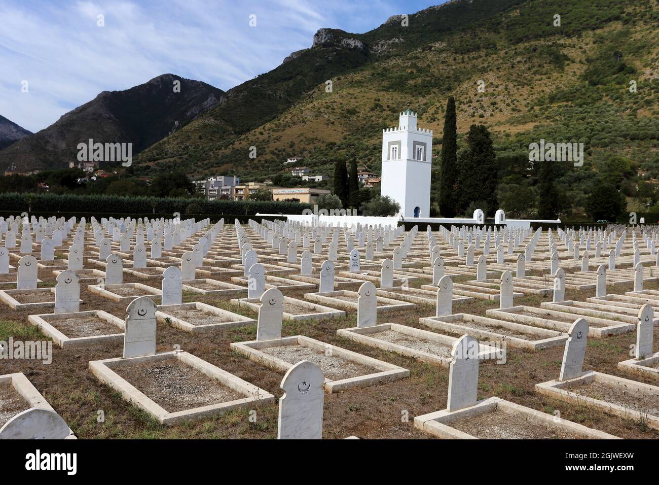 Venafro, Italia - 2 settembre 2021. Venafro, cimitero di guerra, cimitero di guerra francese, cimitero di guerra militare, cimitero di guerra militare di venafro, cimitero francese di venafro, Gumiers, soldati Gumiers, cimitero di Gumiers, Soldati musulmani, Venafro seconda Guerra Mondiale, Italia - 2 settembre 2021. Il minareto nel cimitero militare di guerra francese Foto Stock