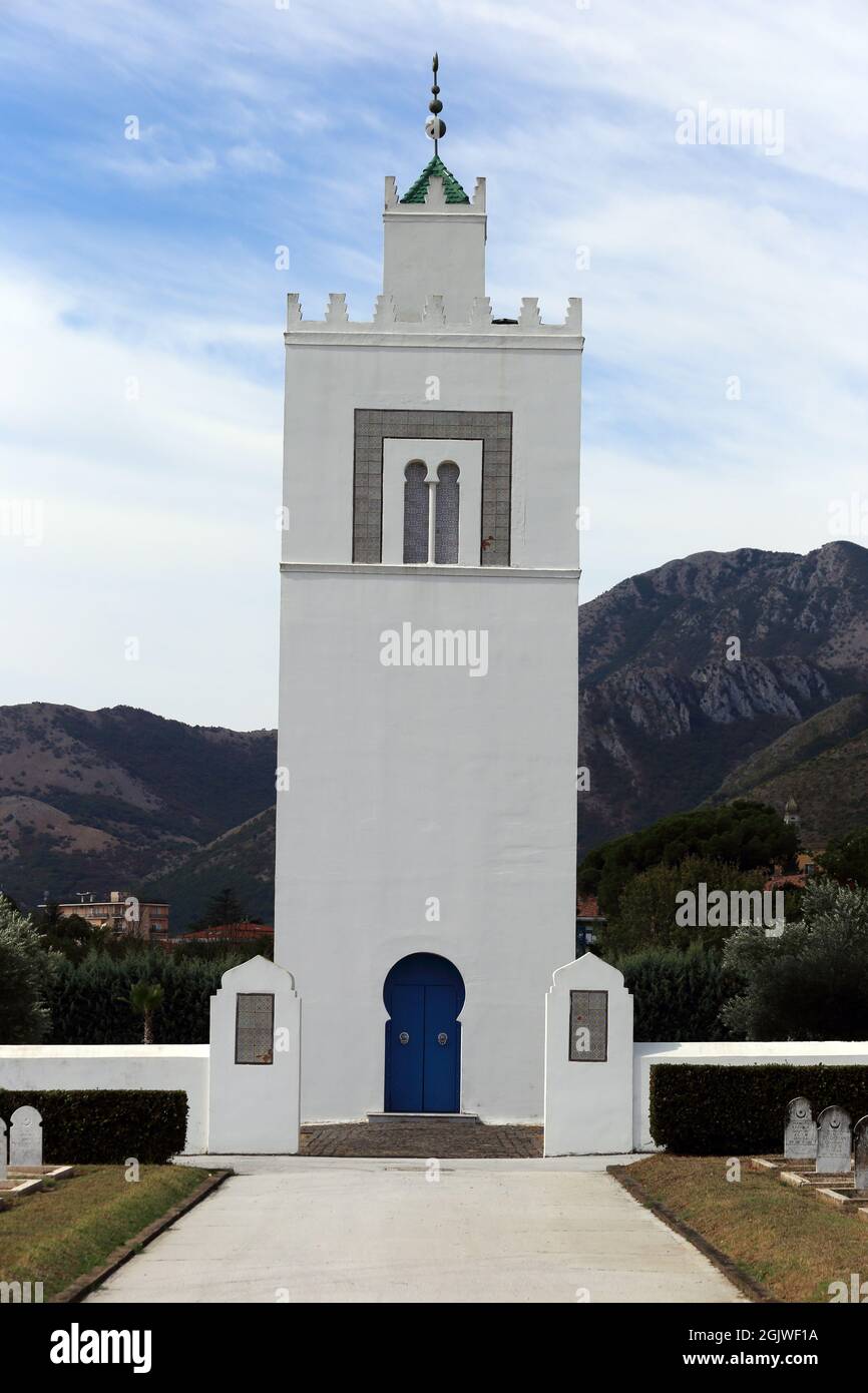 Venafro, Italia - 2 settembre 2021. Venafro, cimitero di guerra, cimitero di guerra francese, cimitero di guerra militare, cimitero di guerra militare di venafro, cimitero francese di venafro, Gumiers, soldati Gumiers, cimitero di Gumiers, Soldati musulmani, Venafro seconda Guerra Mondiale, Italia - 2 settembre 2021. Il minareto nel cimitero militare di guerra francese Foto Stock